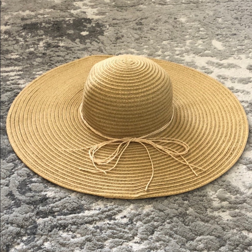 Straw hat with gold threading